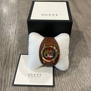 Gucci leather watch